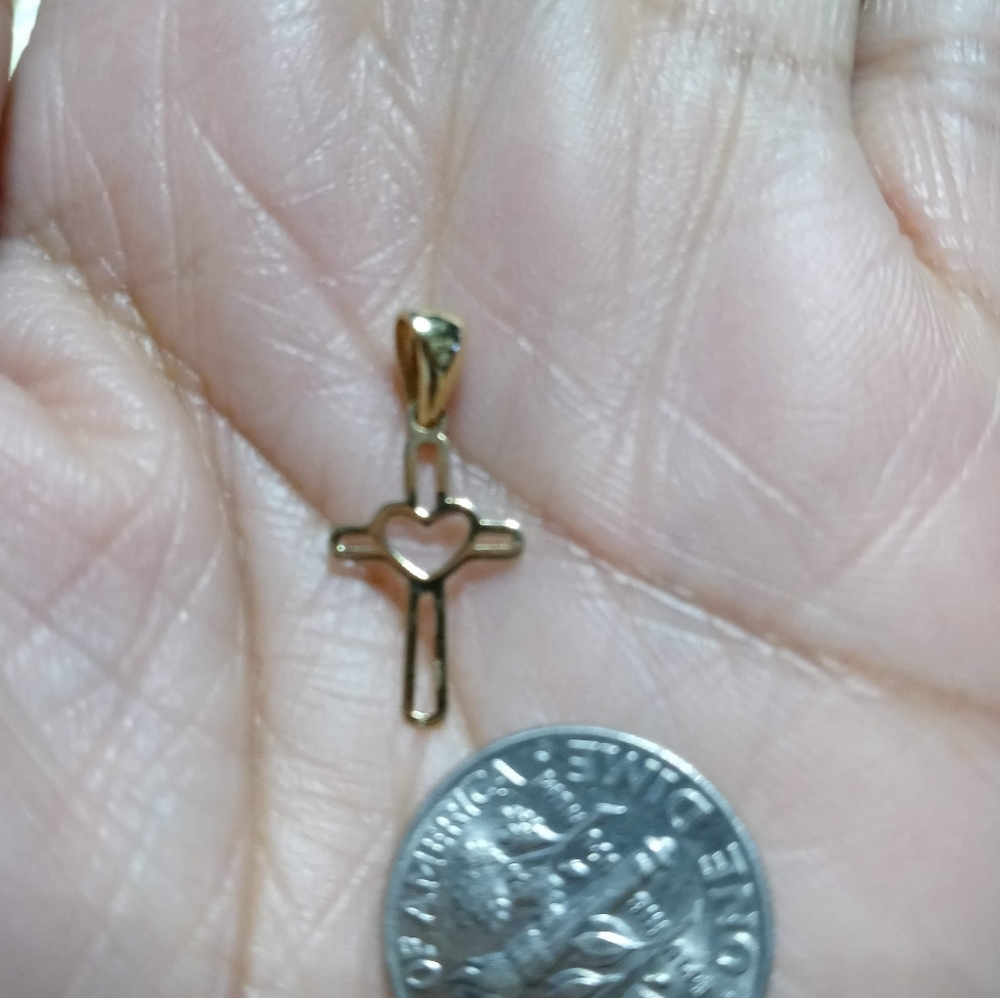 18 karat saudi gold small pendant